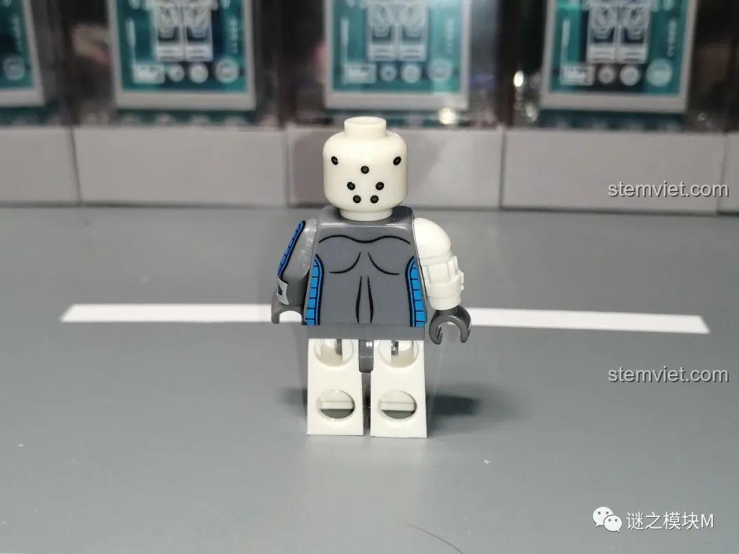 Mặt sau đầu của minifigure Echo, cho thấy các cổng kết nối cybernetic. Một sản phẩm chất lượng từ KORUIT.