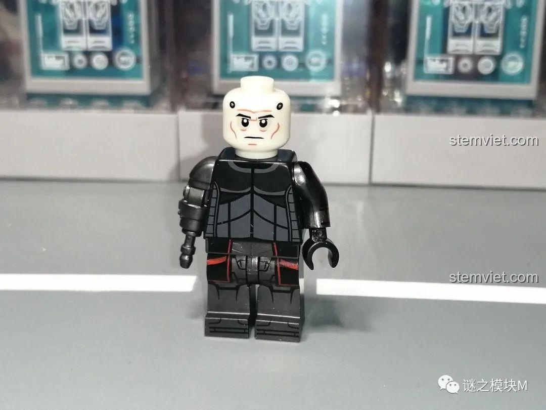 Minifigure Hunter (Thợ Săn) sau khi tháo mũ, để lộ khuôn mặt được in chi tiết. Một phần của bộ đồ chơi mô hình Biệt Đội Bad Batch KT1047.