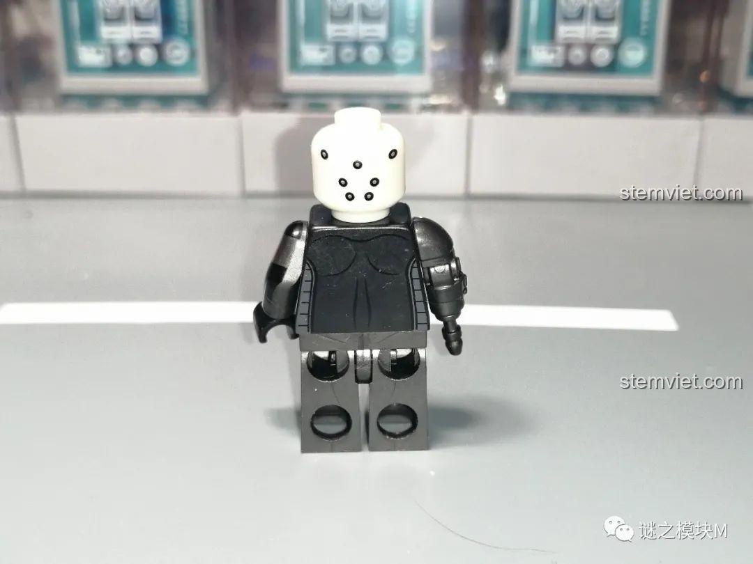 Mặt sau của minifigure Hunter (Thợ Săn) không có ba lô, cho thấy chi tiết in trên lưng. Sản phẩm đồ chơi mô hình Clone Force 99.