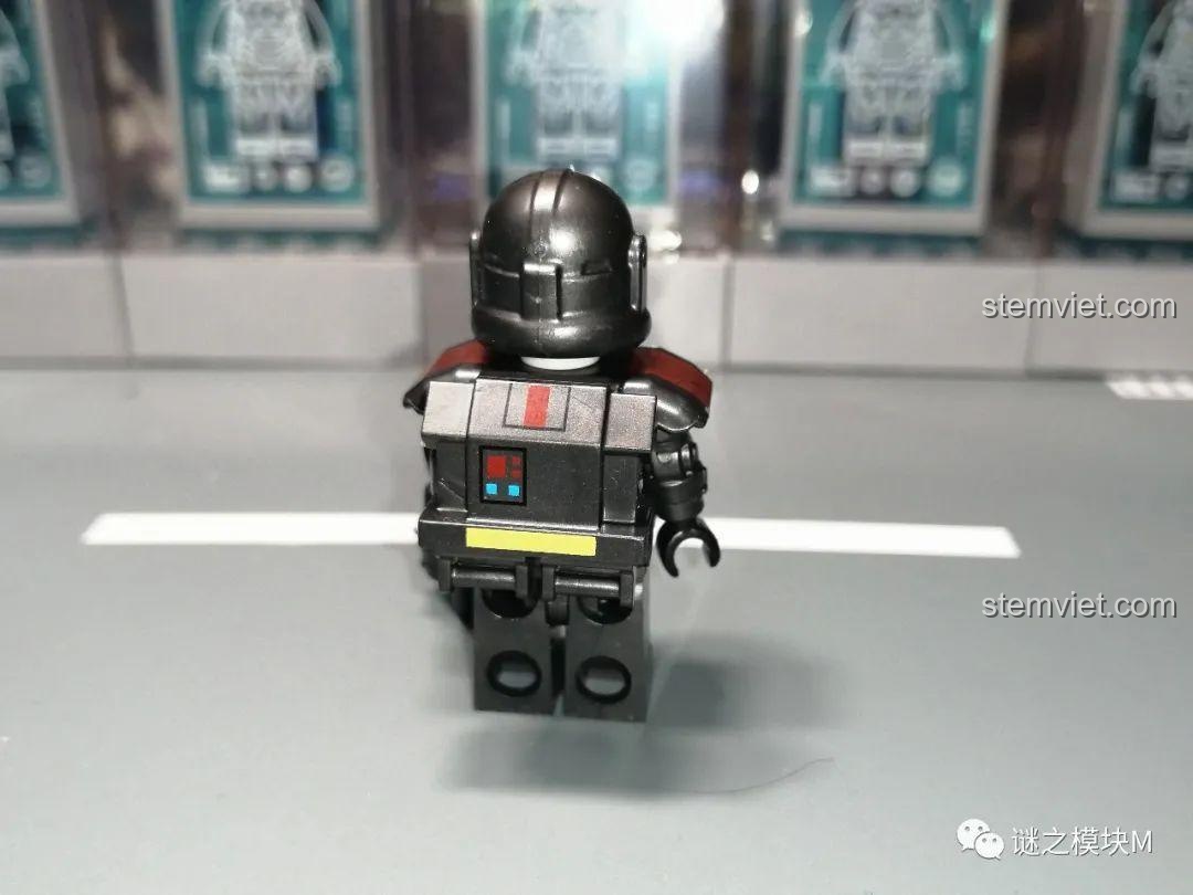 Ảnh chụp mặt sau của minifigure Hunter (Thợ Săn) thuộc bộ Clone Force 99 KORUIT, nổi bật là chi tiết ba lô và phần giáp lưng.