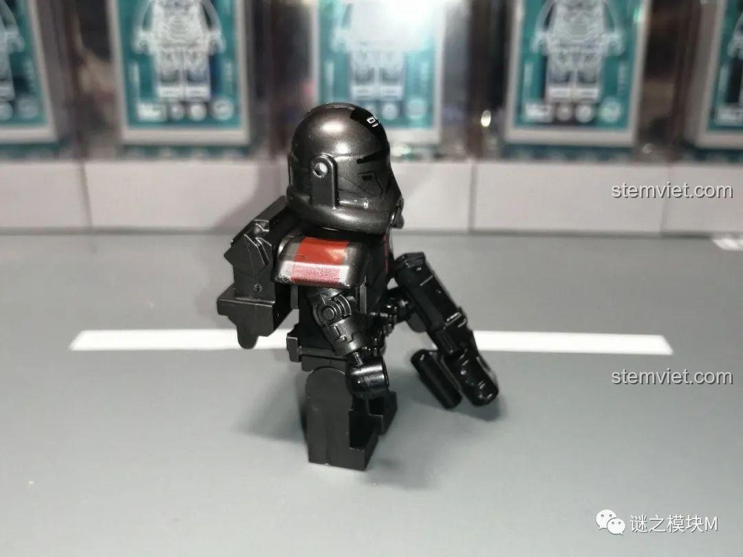 Ảnh chụp minifigure Hunter (Thợ Săn) từ bộ đồ chơi KORUIT 1047 nhìn từ bên cạnh, cho thấy chi tiết giáp tay và vũ khí đi kèm.