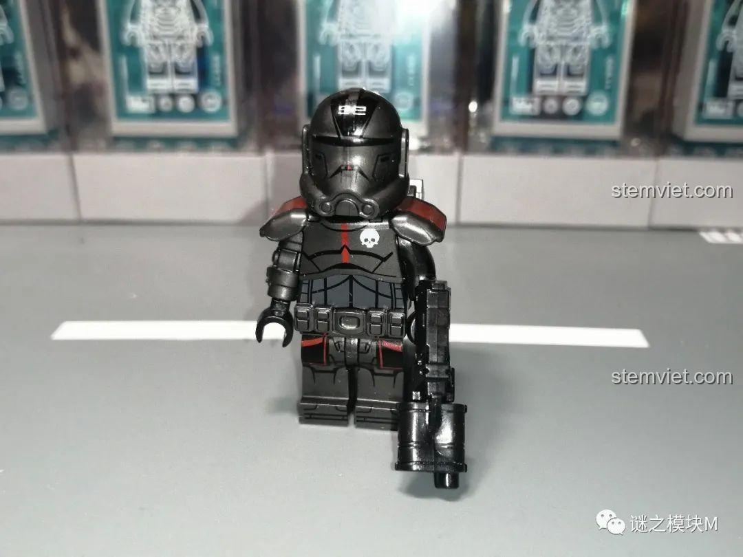 Ảnh chụp cận cảnh minifigure Hunter (Thợ Săn) từ bộ sưu tập minifigure The Bad Batch Squad KT1047. Chi tiết giáp vai và mũ bảo hiểm được thể hiện rõ nét.
