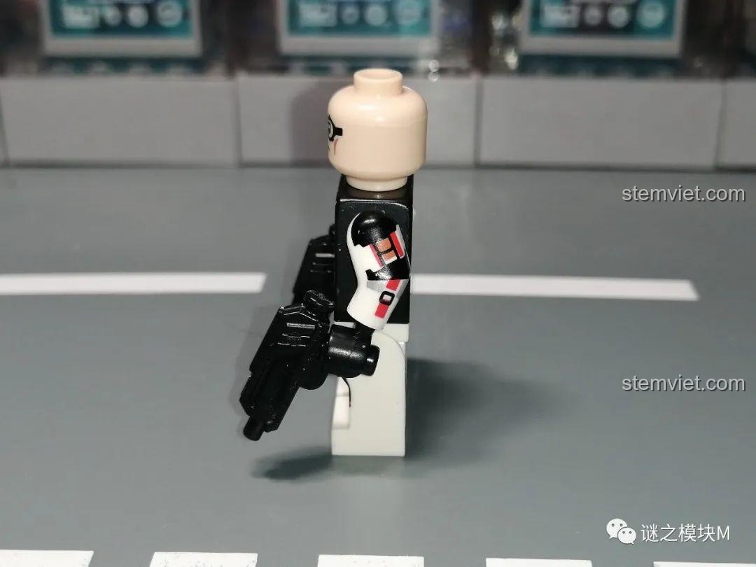 Chi tiết in bên hông của minifigure Wrecker. Bộ đồ chơi KORUIT 1047 dành cho fan Star Wars.