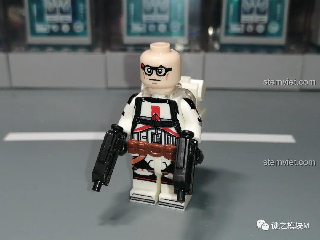 Ảnh chụp cận cảnh minifigure Crosshair (Tia Chéo) từ bộ KORUIT KT1047, với ống ngắm trên mũ và súng bắn tỉa.