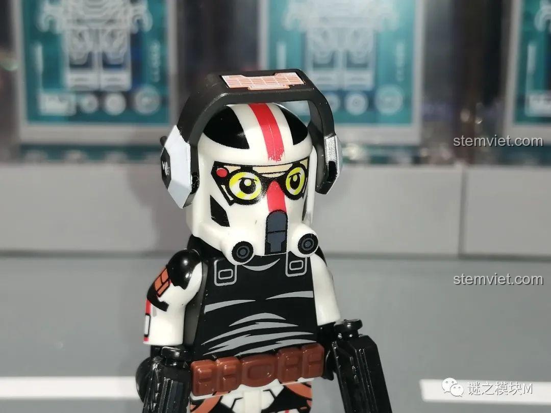 Mặt sau của minifigure Wrecker, nổi bật với ba lô lớn và biểu tượng trên giáp. Sản phẩm đồ chơi mô hình Biệt Đội Bad Batch KT1047.