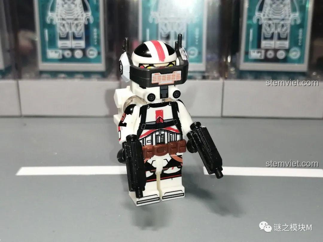 Mặt sau của minifigure Crosshair, với ba lô và các chi tiết in màu xanh, đỏ. Một phần của bộ Biệt đội lính nhân bản 99 KT1047.