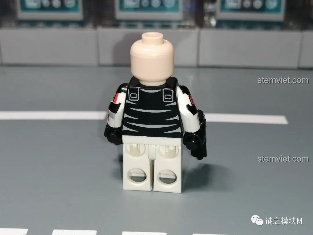 Mặt sau thân của minifigure Wrecker không có ba lô, cho thấy chi tiết in trên lưng.