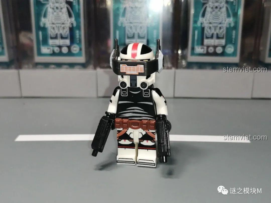 Góc nhìn nghiêng của minifigure Wrecker, thể hiện độ dày của bộ giáp vai và ba lô. Một phần của bộ sưu tập minifigure The Bad Batch Squad.