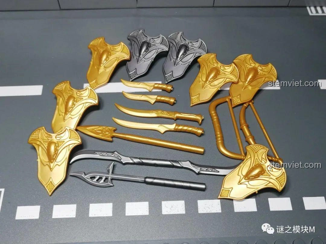 Chi tiết in ấn trên thân minifigure KORUIT XP-138 Vệ Binh Suối Nguồn, màu đen và vàng.