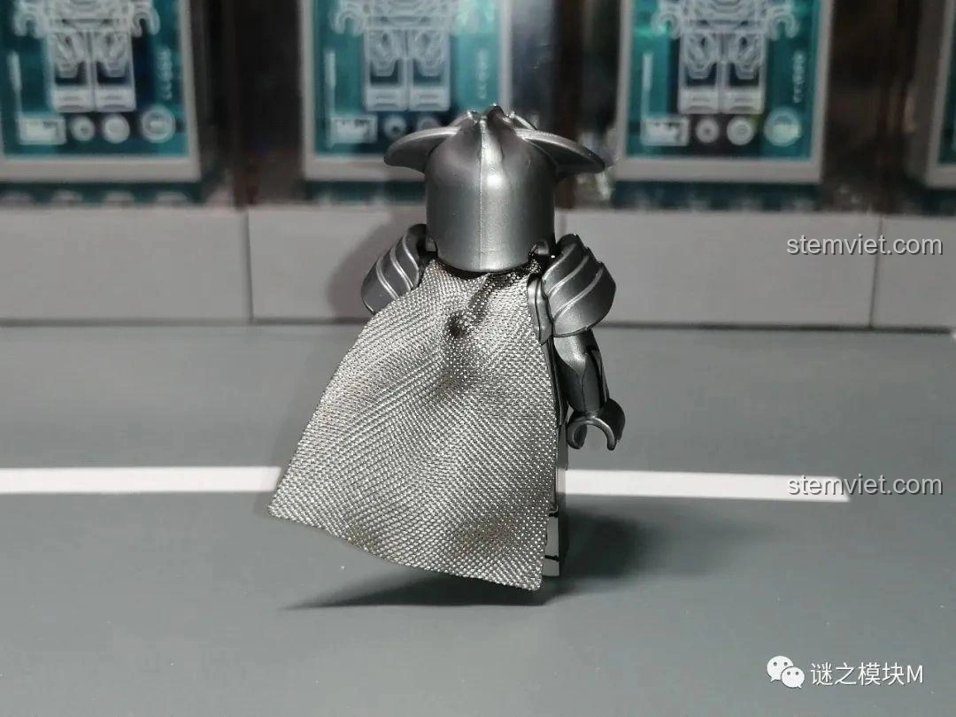 Áo giáp bạc của minifigure Tinh Linh KORUIT KT1050 với áo choàng, tạo vẻ oai vệ.