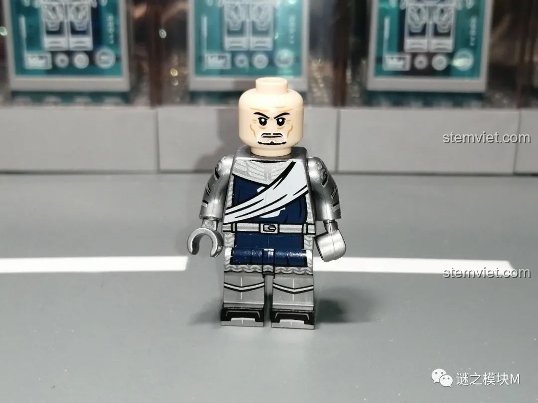 Mũ trụ cánh thiên nga màu bạc của minifigure Hiệp sĩ Thiên Nga Dol Amroth Koruit KT1051, chi tiết chạm khắc tinh xảo.