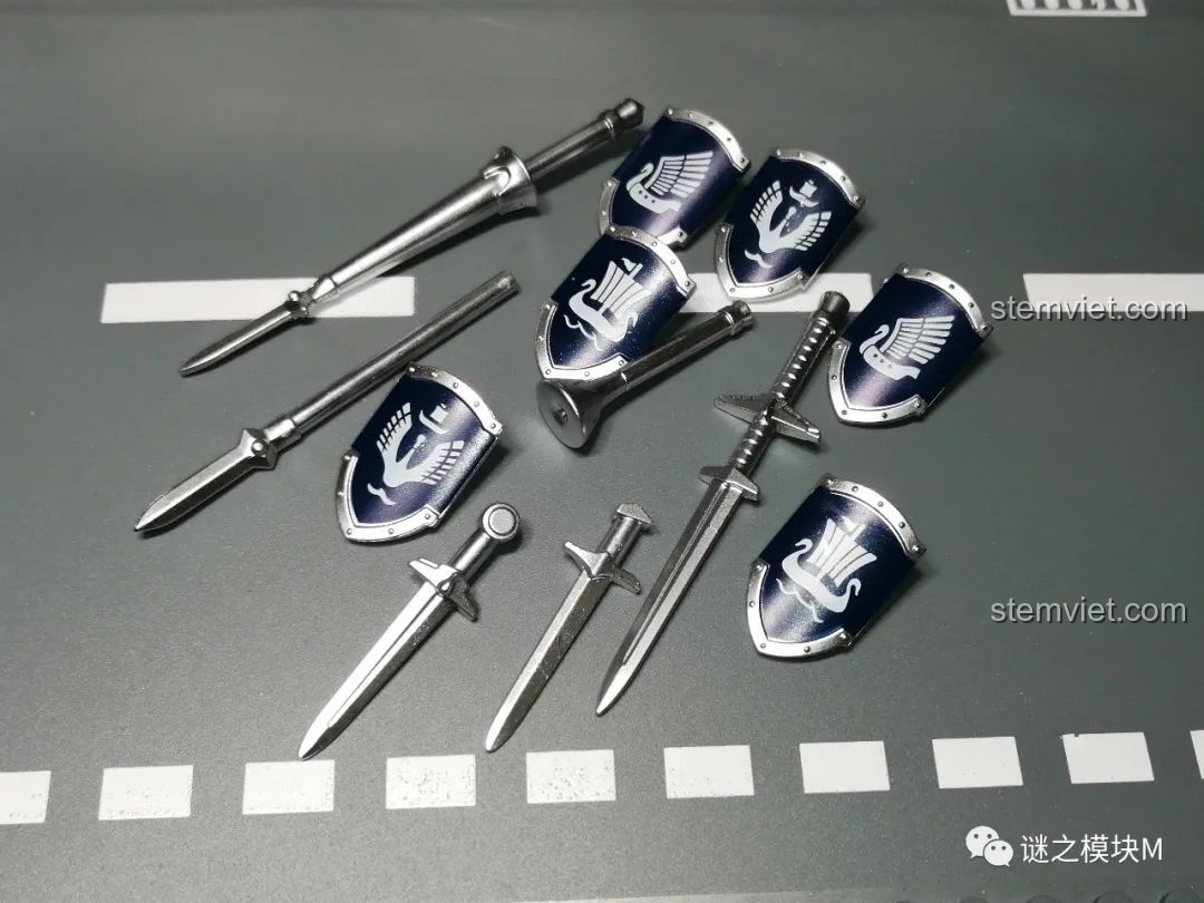 Cận cảnh mũ trụ cánh thiên nga của minifigure Hiệp sĩ Thiên Nga Dol Amroth Koruit KT1051, chi tiết chạm khắc.