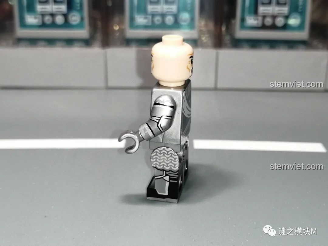 Mũ trụ màu bạc của minifigure Hiệp sĩ Thiên Nga Dol Amroth Koruit KT1051, chi tiết chạm khắc thiên nga.