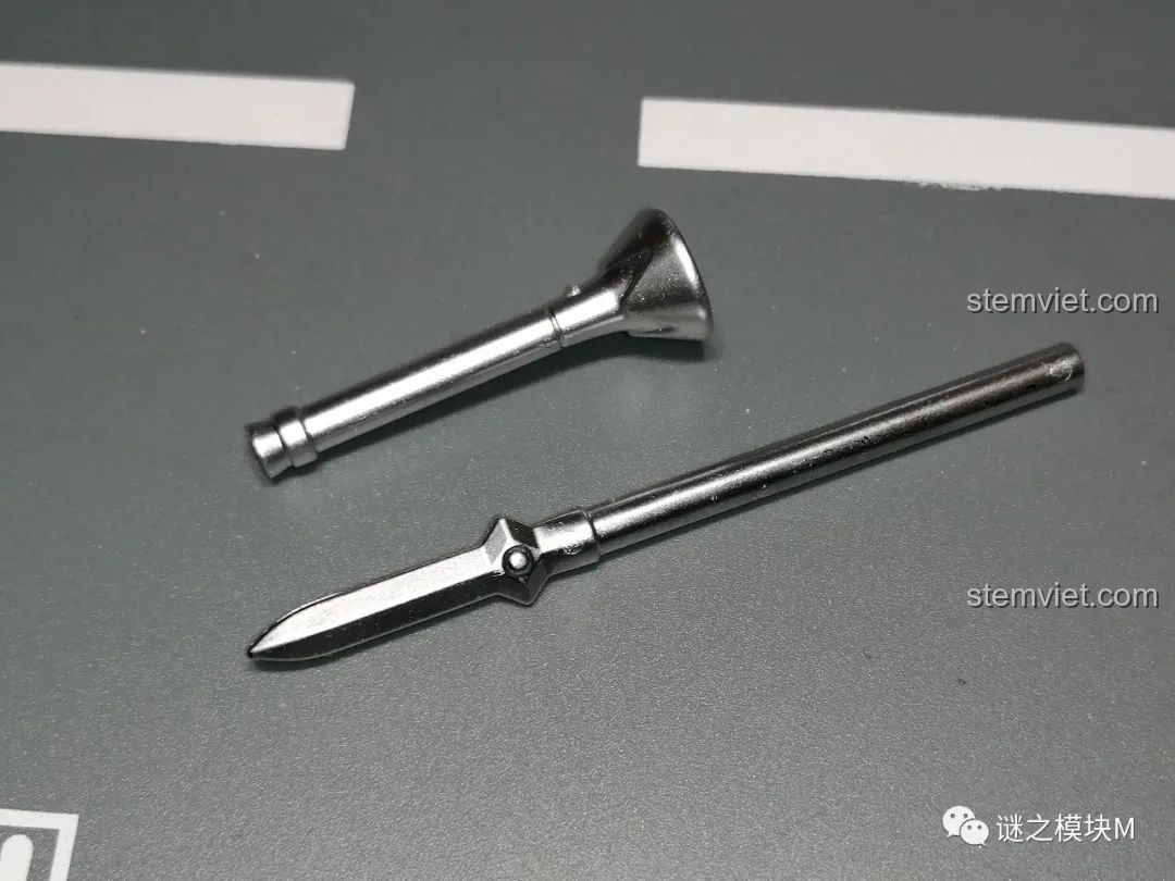 Mặt sau của minifigure Hiệp sĩ Thiên Nga Dol Amroth Koruit KT1051, chi tiết giáp và áo choàng.