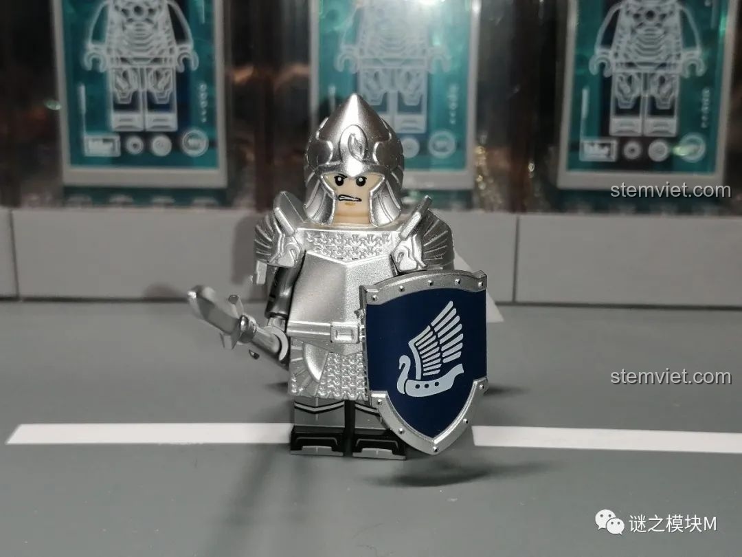 Góc nghiêng thân minifigure Hiệp sĩ Thiên Nga Dol Amroth Koruit KT1051, thể hiện chi tiết in ấn và khớp nối.