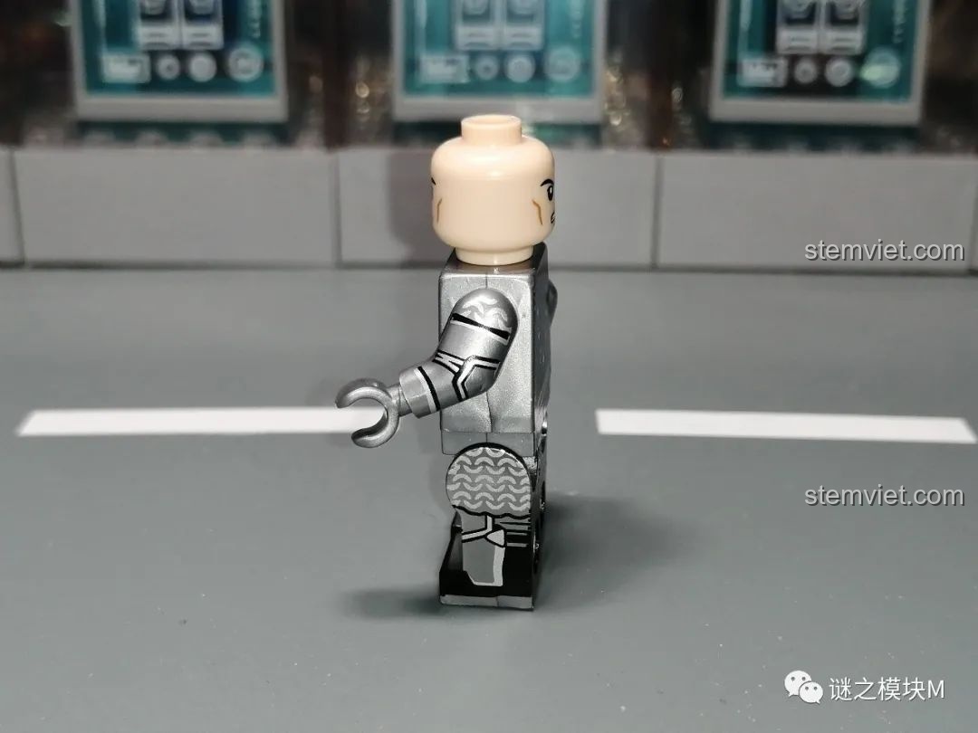 Cây thương dài màu bạc của minifigure Hiệp sĩ Thiên Nga Dol Amroth Koruit KT1051, chi tiết mũi thương.