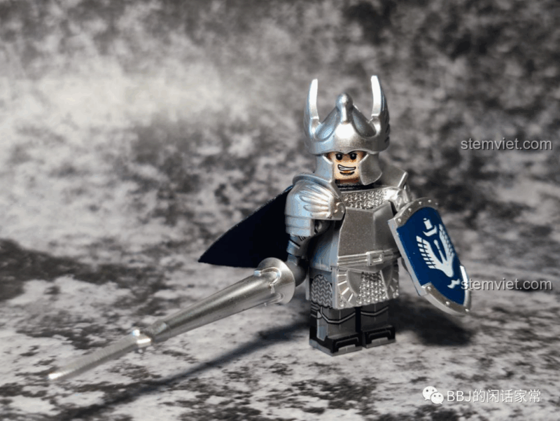 Đội hình minifigure KORUIT KT1051 với giáp bạc, bộ đồ chơi KORUIT KT1051, sẵn sàng chiến đấu.