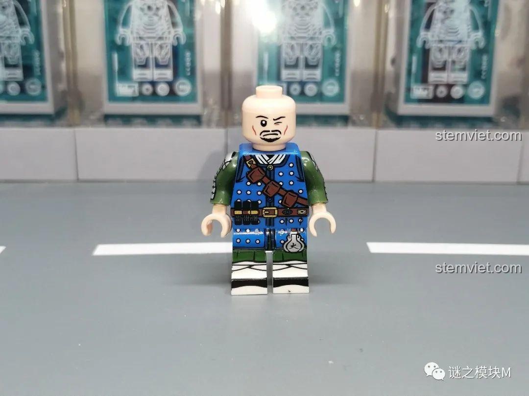 Minifigure Kích Điện Súng Thủ không có mũ và vũ khí, thể hiện chi tiết in trên thân áo.