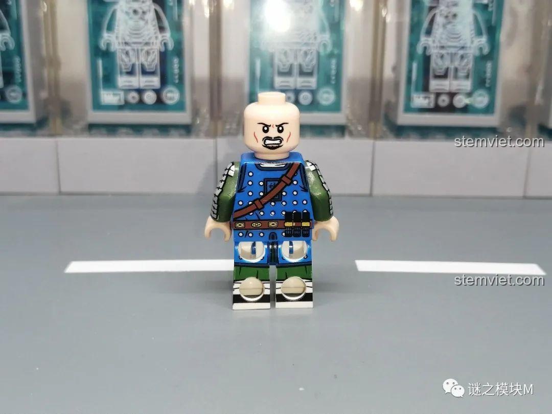 Mặt sau của minifigure Kích Điện Súng Thủ, một phần của bộ sưu tập Binh lính nhà Minh KT1090.