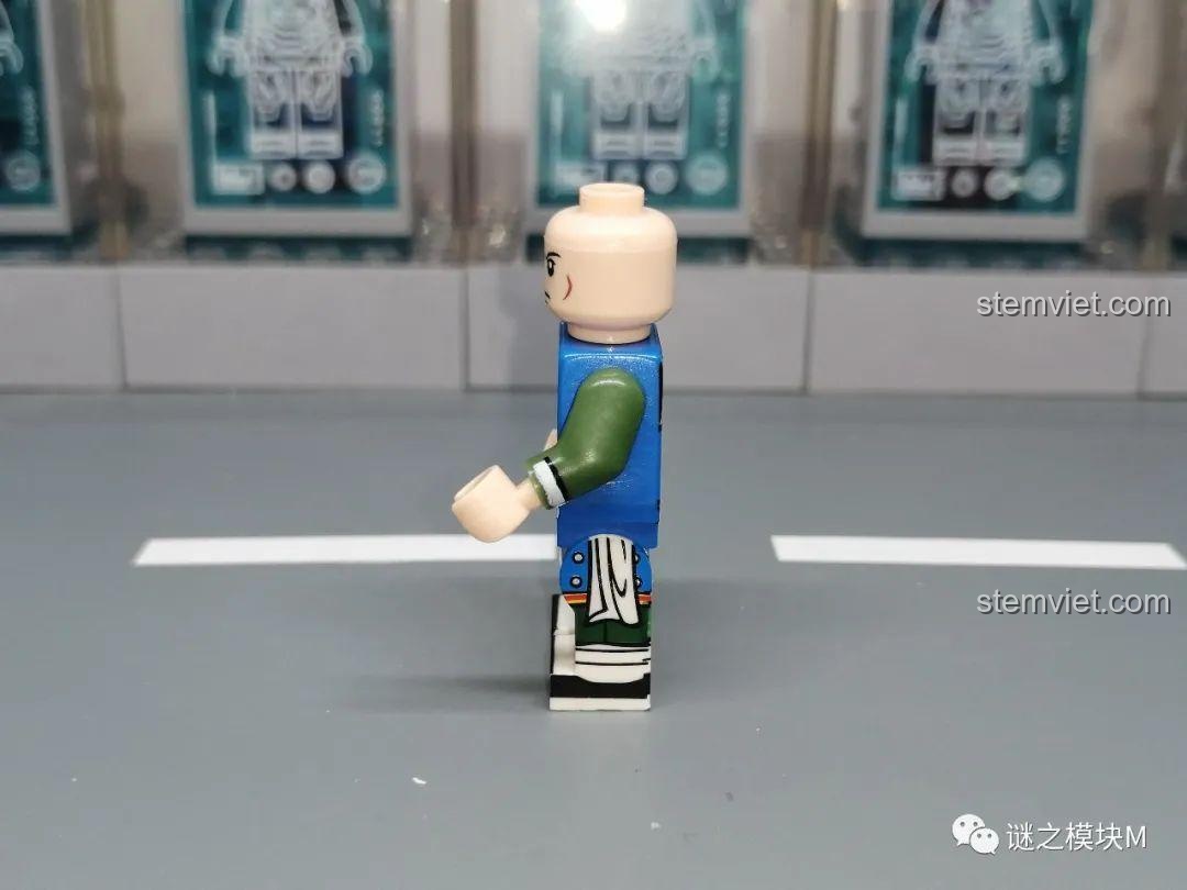 Góc nhìn bên hông của minifigure Hỏa Môn Thương Thủ, cho thấy chi tiết in trên tay áo.