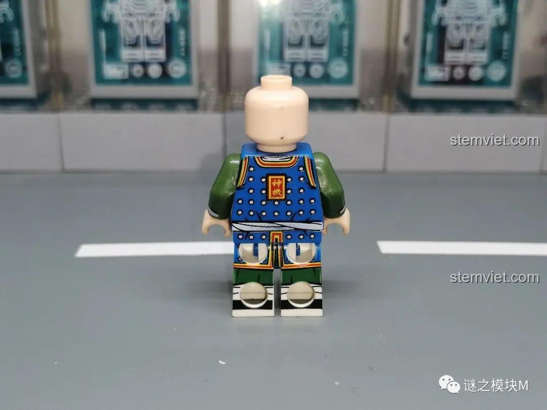 Mặt sau của minifigure Hỏa Môn Thương Thủ với chữ 'Thần' và 'Doanh' được in rõ nét.