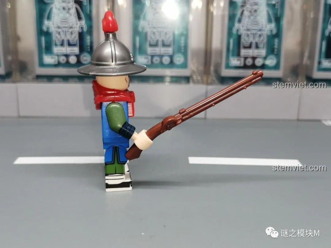 Góc nhìn bên hông của lính Khoái Thương Thủ, thể hiện chi tiết in trên tay áo và chân.