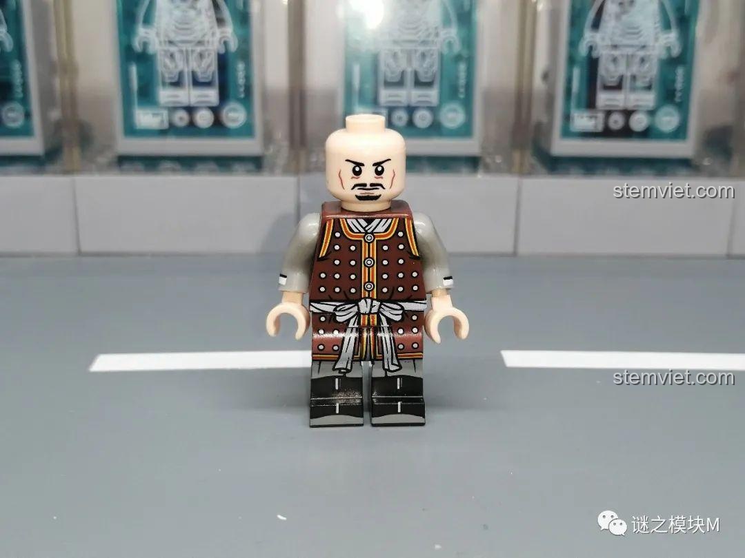 Mặt trước của lính Điểu Súng Thủ không đội mũ, cho thấy biểu cảm gương mặt và dây đai vũ khí.