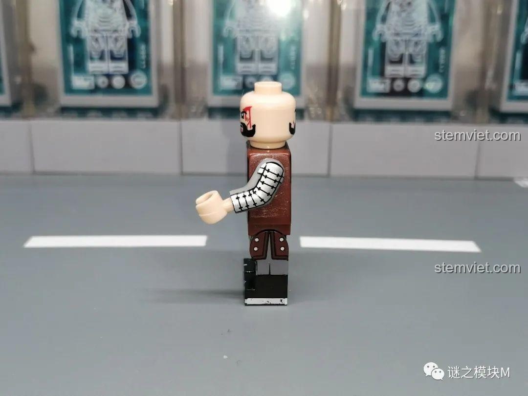 Chi tiết bên hông của minifigure Tam Nhãn Súng Thủ, một phần của bộ đồ chơi Quân đội Thần Cơ Doanh.