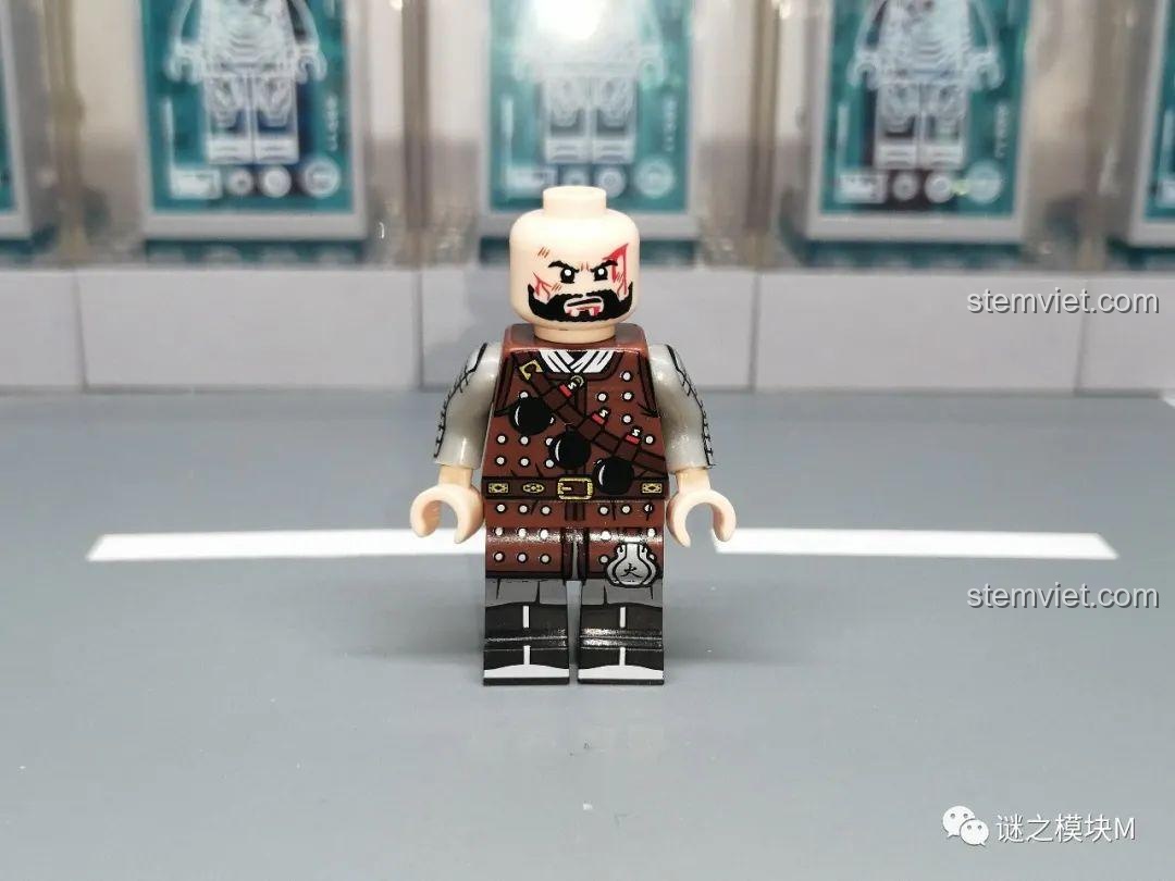 Mặt sau của minifigure Tam Nhãn Súng Thủ KORUIT KT1090, cho thấy chi tiết in ấn trên thân và tay áo.