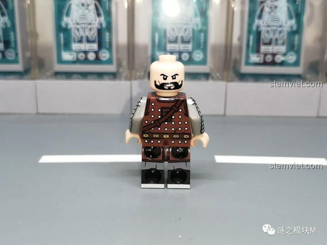 Mặt sau của minifigure Tam Nhãn Súng Thủ, thể hiện thiết kế giáp trụ của bộ xếp hình KORUIT 1090.