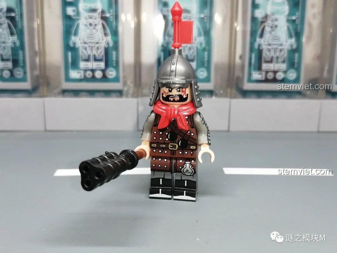 Cận cảnh minifigure Tam Nhãn Súng Thủ (XP-666) từ bộ lắp ghép Binh lính nhà Minh KT1090. Chi tiết giáp trụ và vũ khí ba nòng ấn tượng.