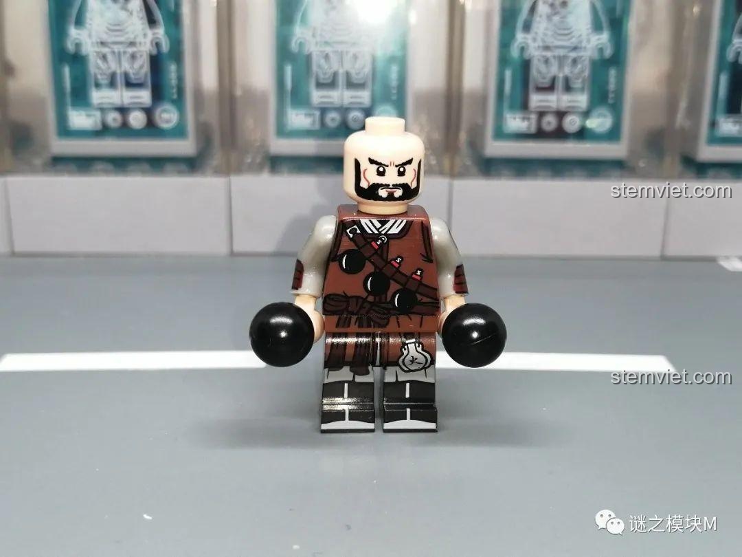 Cận cảnh mặt trước của lính Trịch Đạn Thủ không đội mũ, thể hiện biểu cảm gương mặt và giáp trụ.