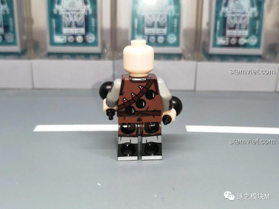 Mặt sau của lính Trịch Đạn Thủ, cho thấy các dây đai và túi đựng đồ được in chi tiết.