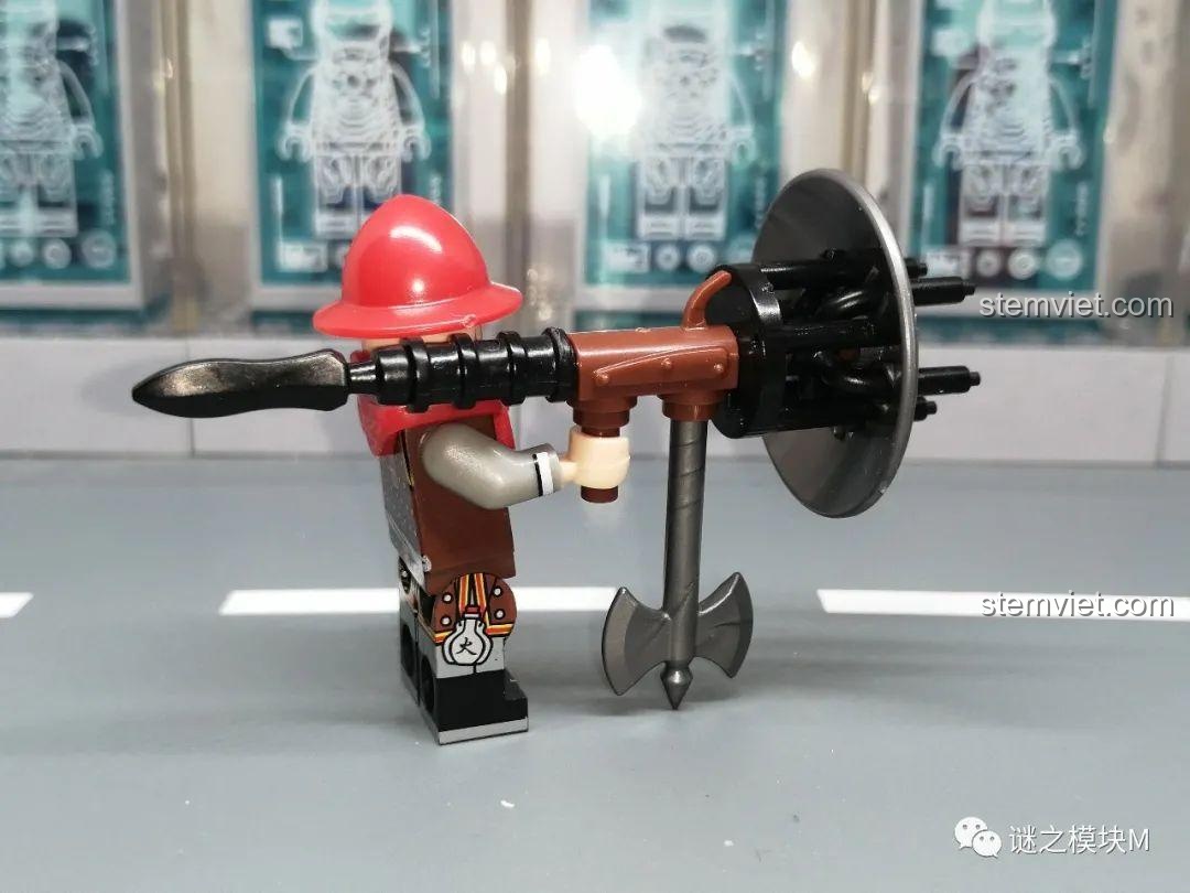 Góc nhìn bên hông của lính Điểu Súng Thủ, thể hiện tư thế cầm súng và chi tiết trang phục.