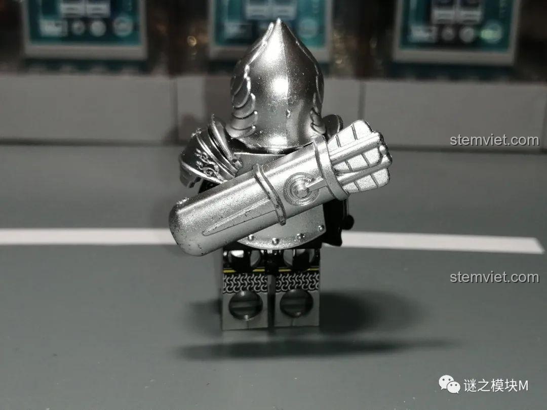 Chi tiết giáp dài mặt sau của minifigure KORUIT, bộ đồ chơi Kỵ Sĩ Thiên Nga Dol Amroth.
