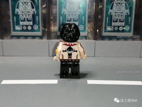 Ảnh chụp thực tế minifigure Franky XP-057 với mái tóc xanh và áo hoa đỏ, một món đồ chơi xếp hình Cyborg Franky độc đáo.