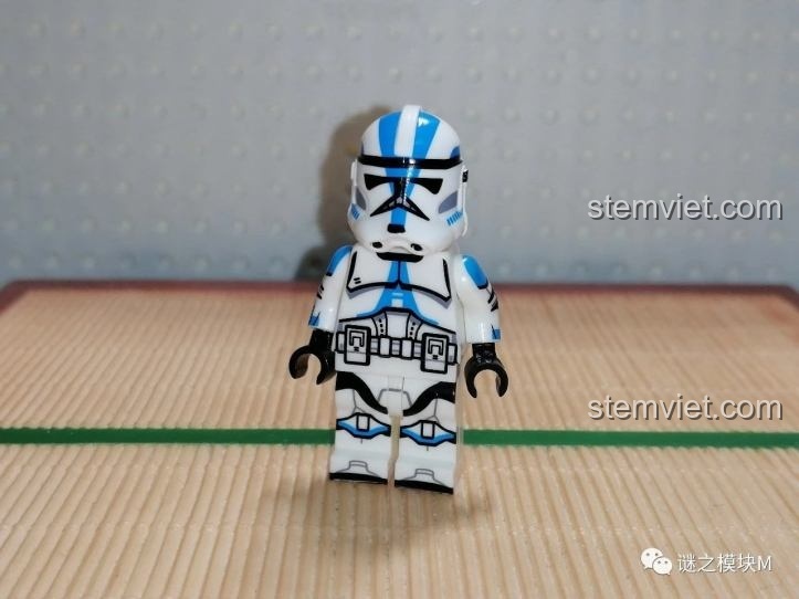 Minifigure thợ săn tiền thưởng Jango Fett, cha của Boba Fett, trong set đồ chơi KORUIT XP-262.
