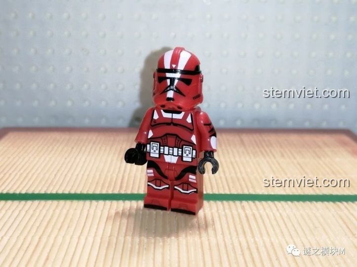 Ảnh chụp thực tế minifigure lính Clone Trooper màu đỏ, một phần của set đồ chơi KORUIT XP-262 Star Wars.