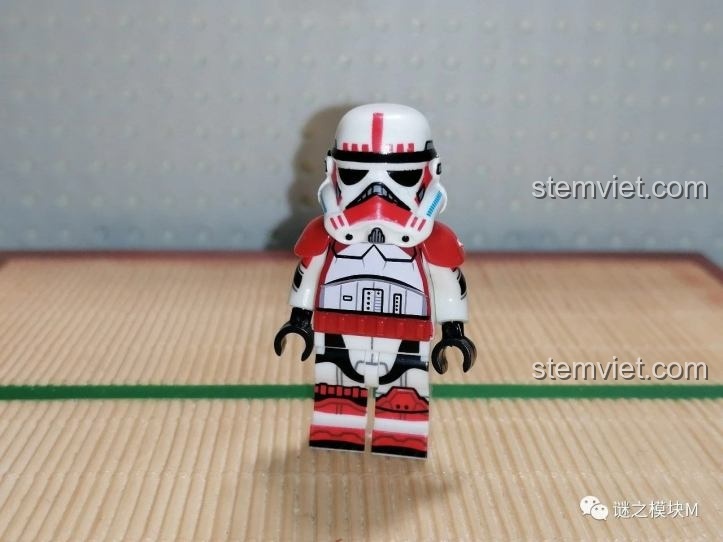 Ảnh chụp minifigure lính Incinerator Trooper trắng đỏ, thuộc bộ sưu tập lính Star Wars KORUIT XP-262.