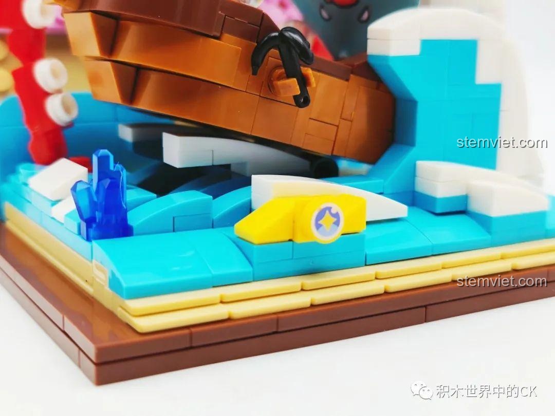 Cận cảnh mô hình Diorama biển KUYU MOXING KY7069 từ góc bên, thể hiện chi tiết sóng biển và các sinh vật dưới nước, đồ chơi sáng tạo cho bé.