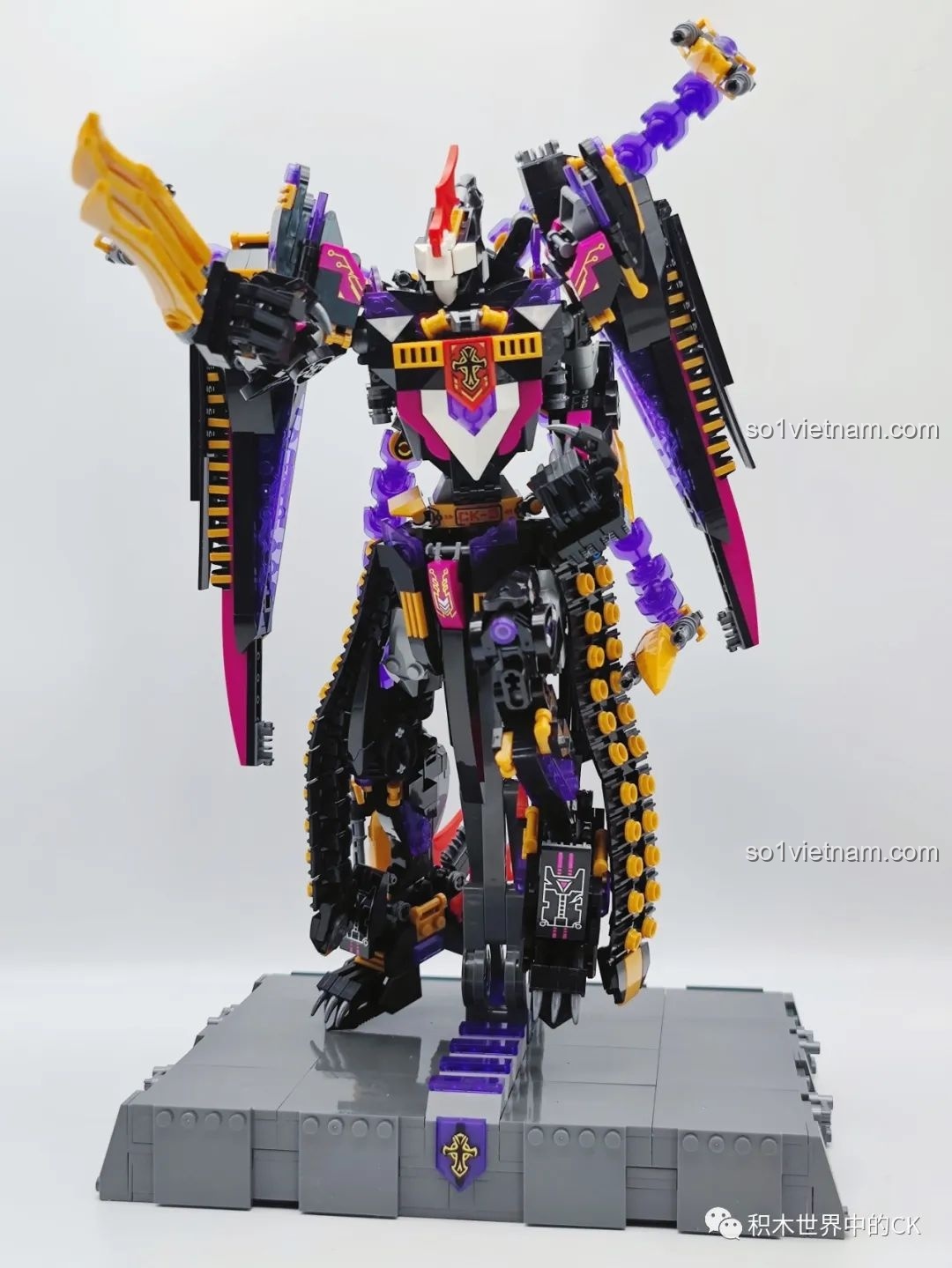 Kỵ Sĩ Tai Ương JIESTAR 67010 giơ tay chào đón, sẵn sàng cho trận chiến, thể hiện sự oai vệ và mạnh mẽ của robot Mecha.