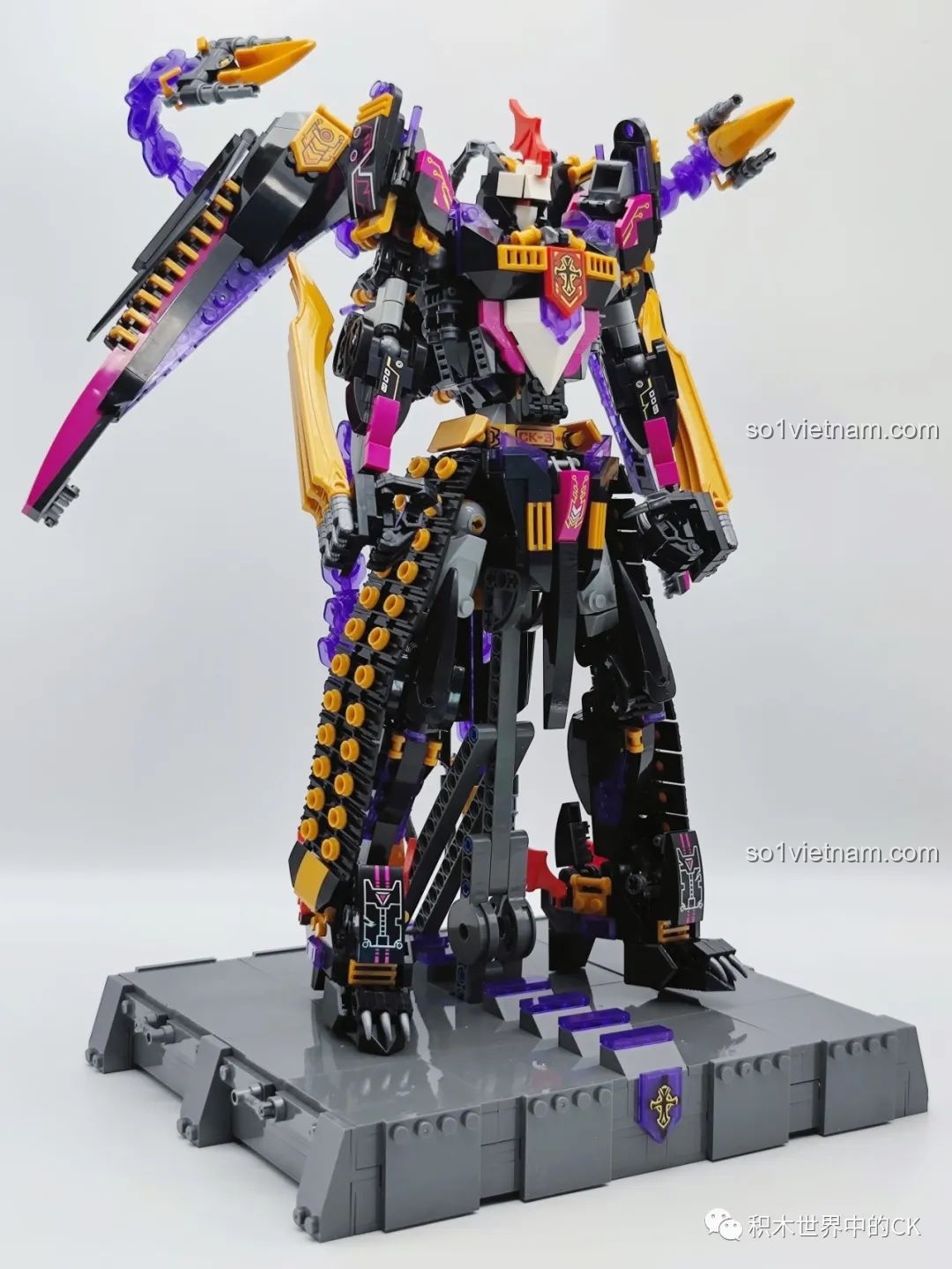 Mô hình Kỵ Sĩ Tai Ương JIESTAR 67010 trong tư thế sẵn sàng chiến đấu, thể hiện sự linh hoạt và uy lực của robot Mecha.