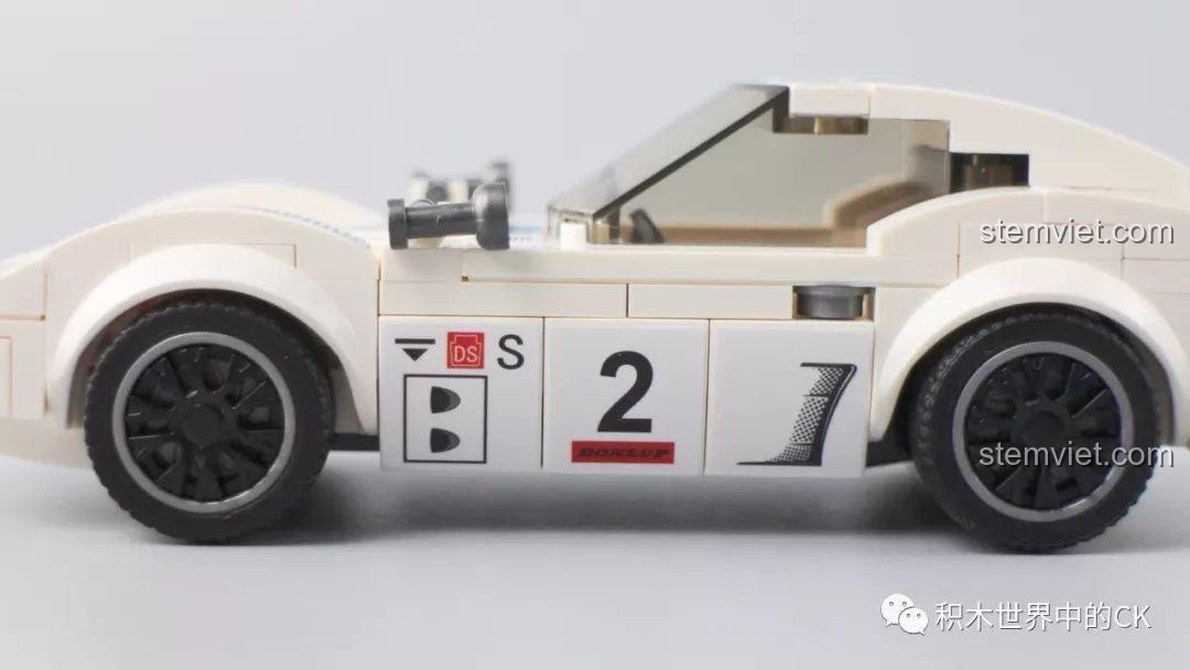 Kỹ thuật dán sticker nối liền các mảnh ghép trên mô hình Toyota 2000GT SEMBO 607030 rất ấn tượng.