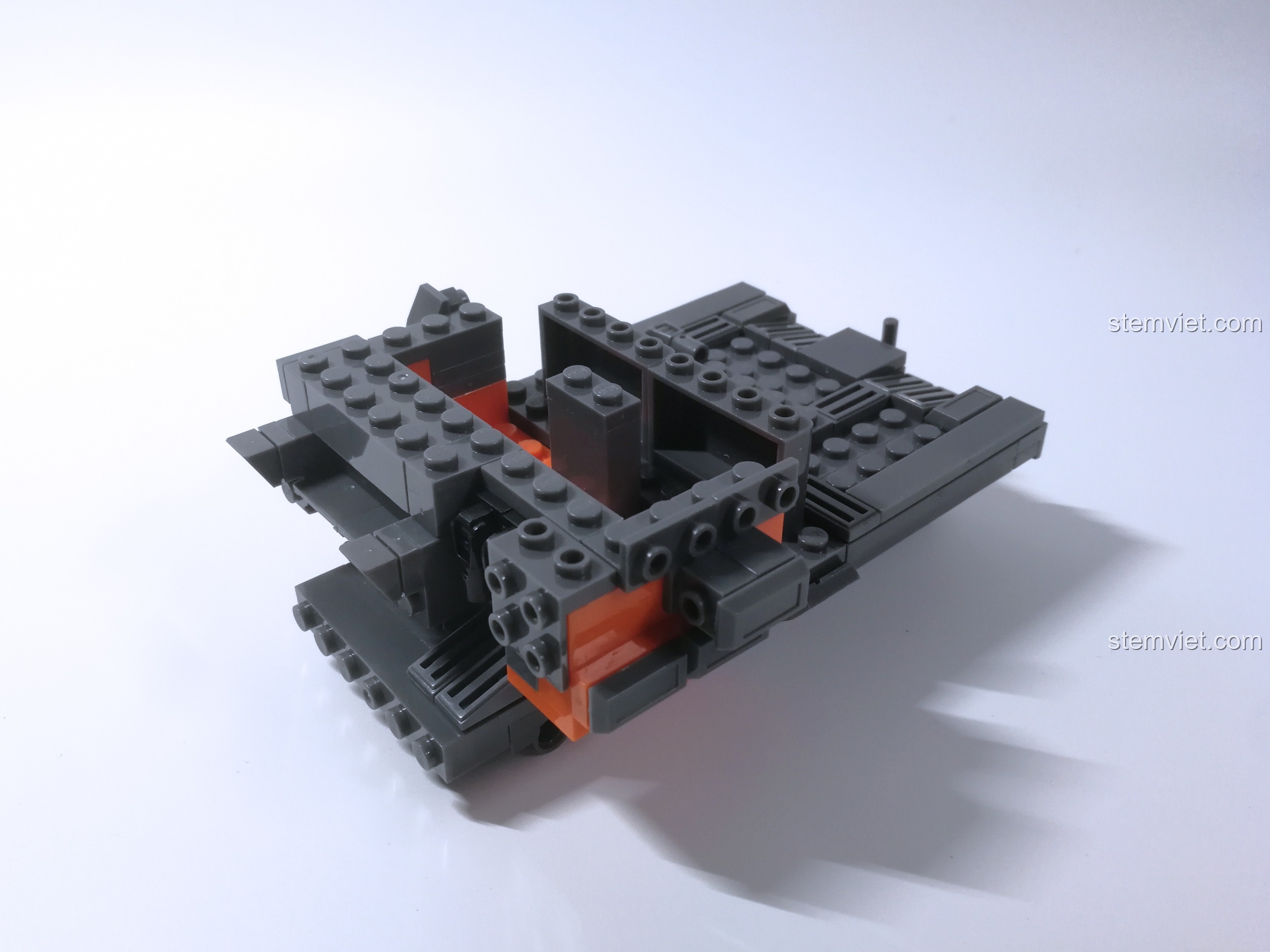 Phần đầu xe tải Sluban 0787 được lắp ráp với nhiều chi tiết nhỏ, thể hiện sự phức tạp và tinh xảo của mô hình.