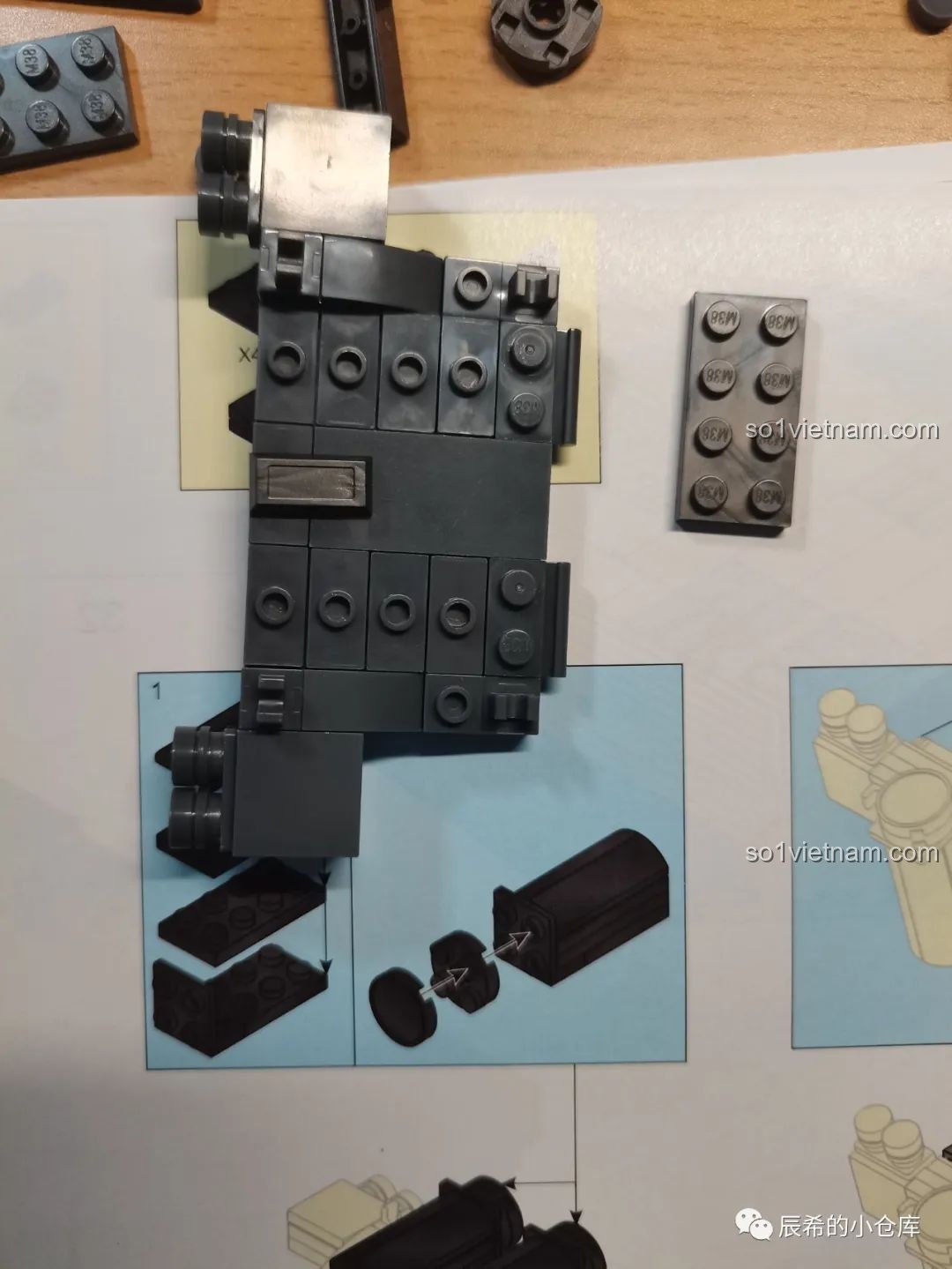 Sử dụng các kỹ thuật lắp ghép đặc biệt để tạo ra các góc nghiêng trên thân xe tăng Sluban M38-B0851.