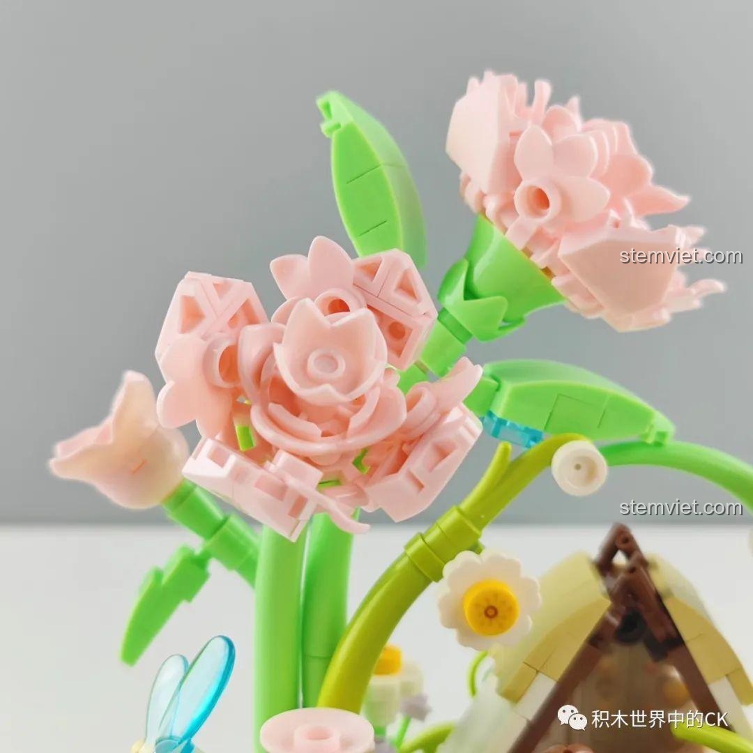 Cận cảnh kỹ thuật lắp ghép những bông hoa hồng lớn trong bộ đồ chơi xếp hình Bốn Mùa Cùng Em: Khoảnh Khắc Xuân.