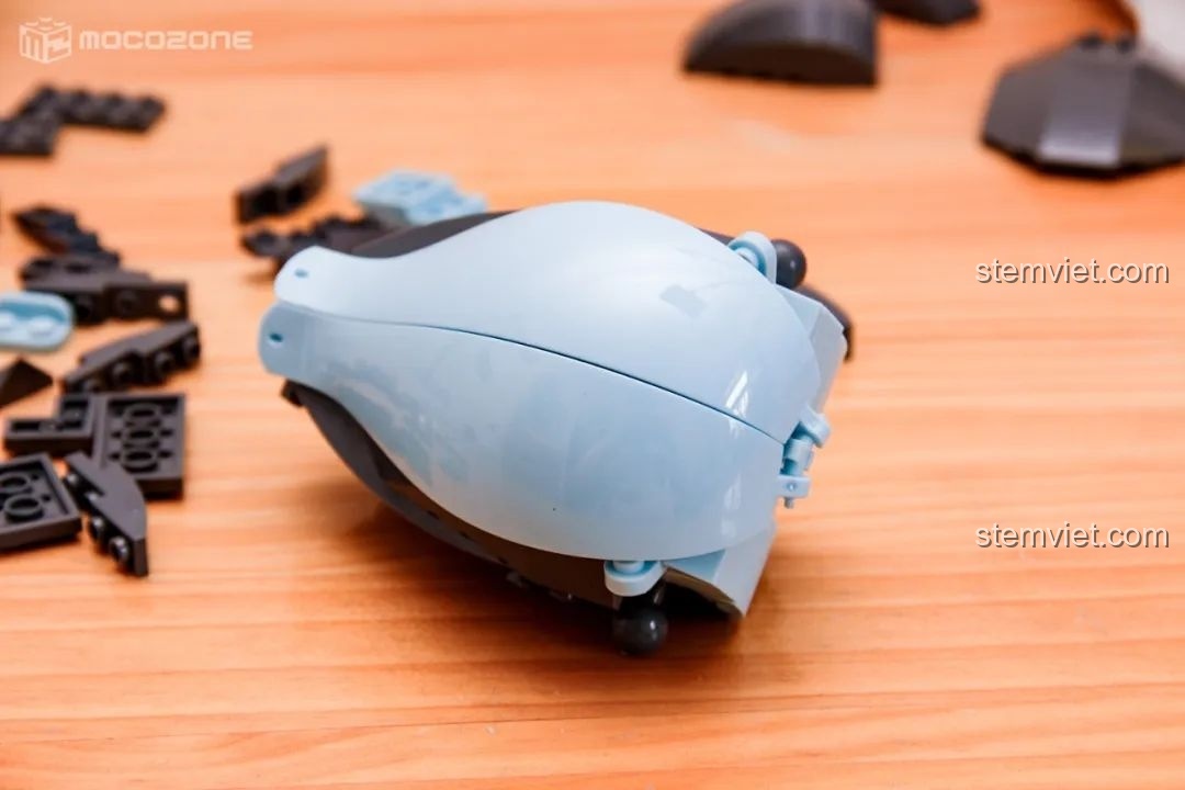 Kỹ thuật lắp ráp độc đáo sử dụng chi tiết cong để cố định phần bụng tròn của mô hình Charizard X.