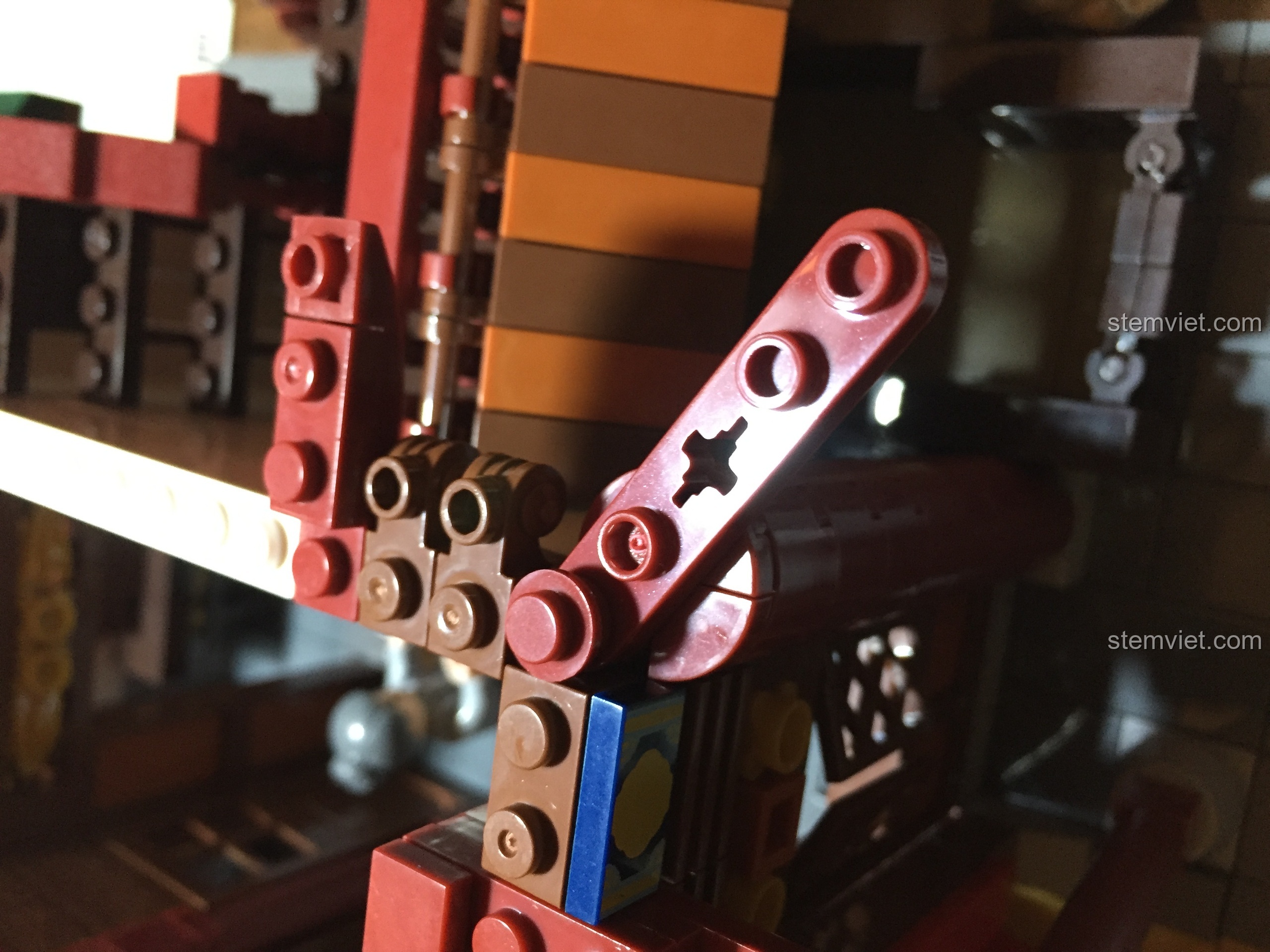 Chi tiết kỹ thuật trong quá trình lắp ráp phần mái hiên của bộ XINGBAO 1022 Vạn Phúc Khách Sạn.