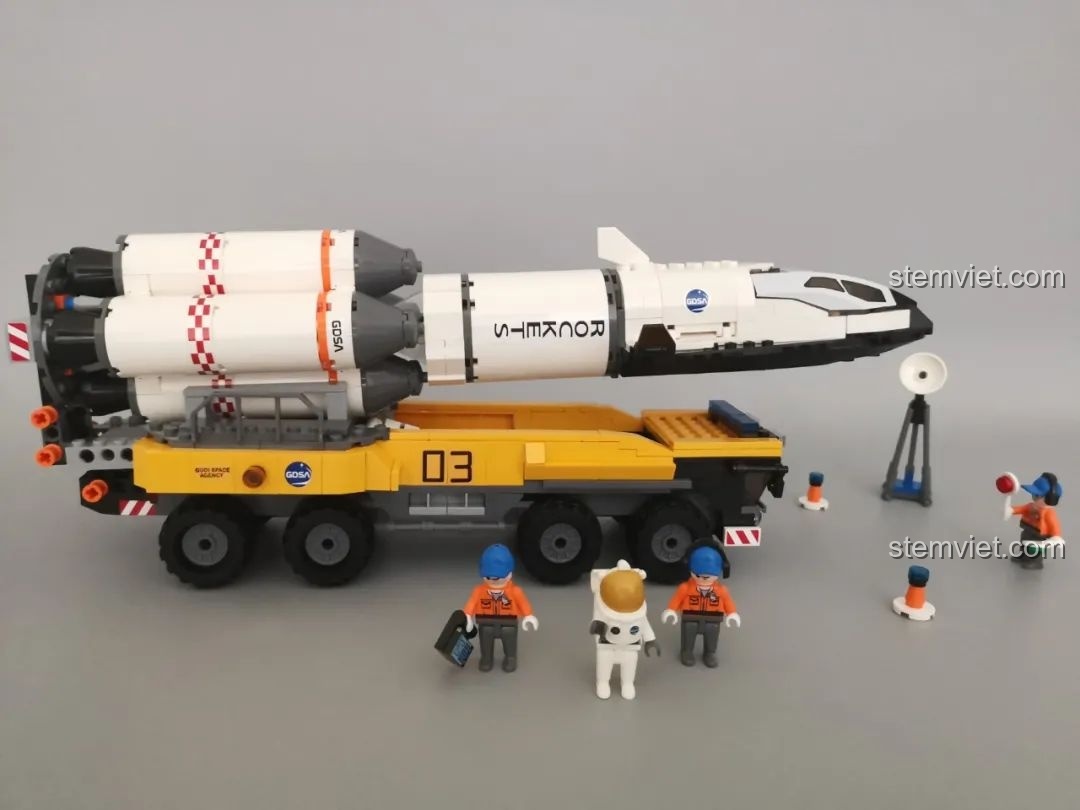 Cận cảnh minifigure kỹ thuật viên đang ra tín hiệu cho xe tải GUDI 10803.