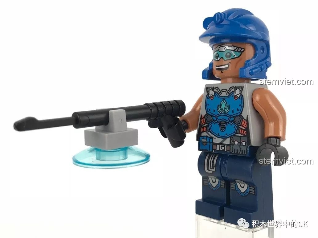 Minifigure Leo cầm súng dò tìm tinh thể, phụ kiện của bộ lắp ghép Xe Thăm Dò Tinh Thể Kyanite Squad 2401.